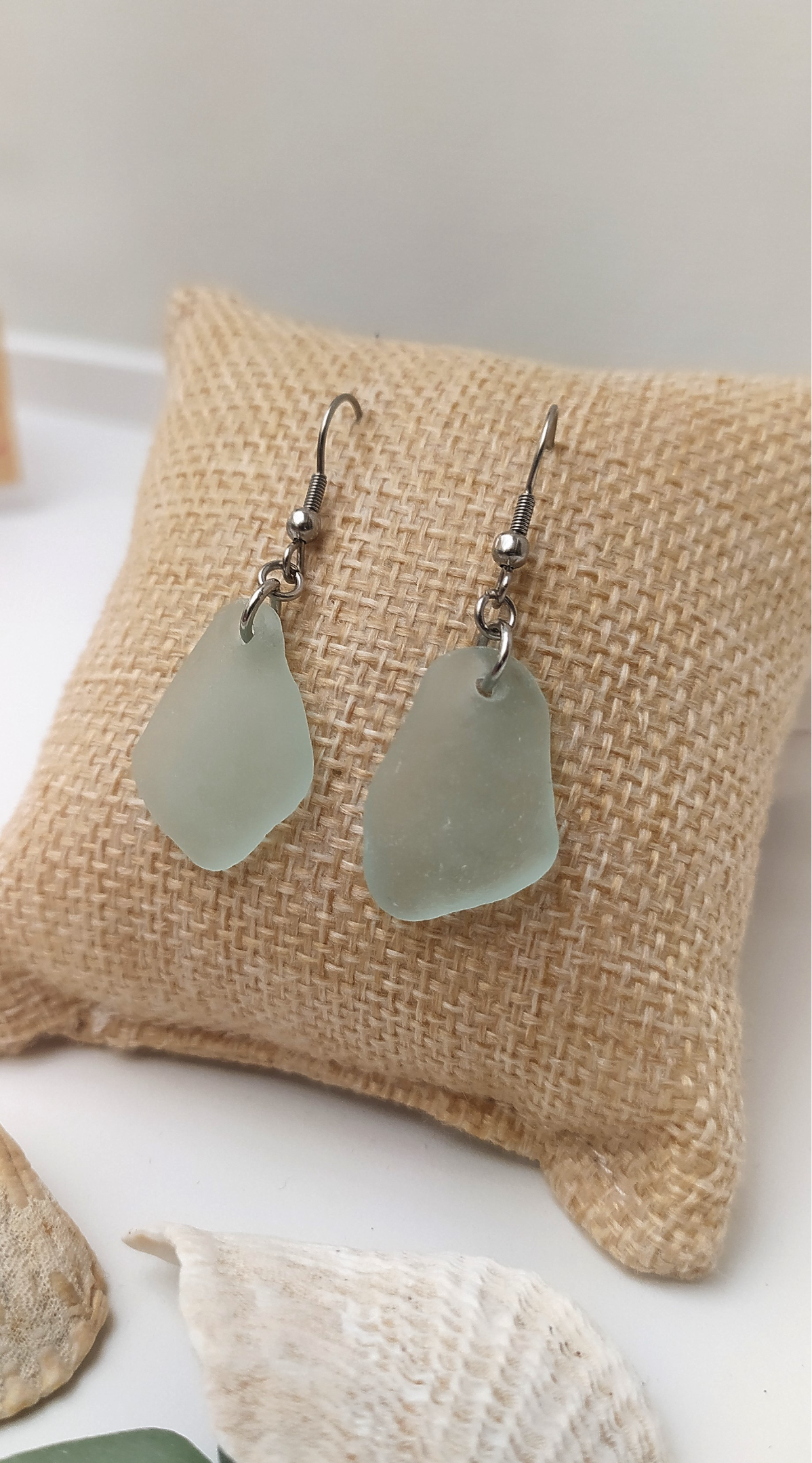 Apportez un morceau de la mer à votre style avec nos boucles d’oreilles artisanales en verre poli.