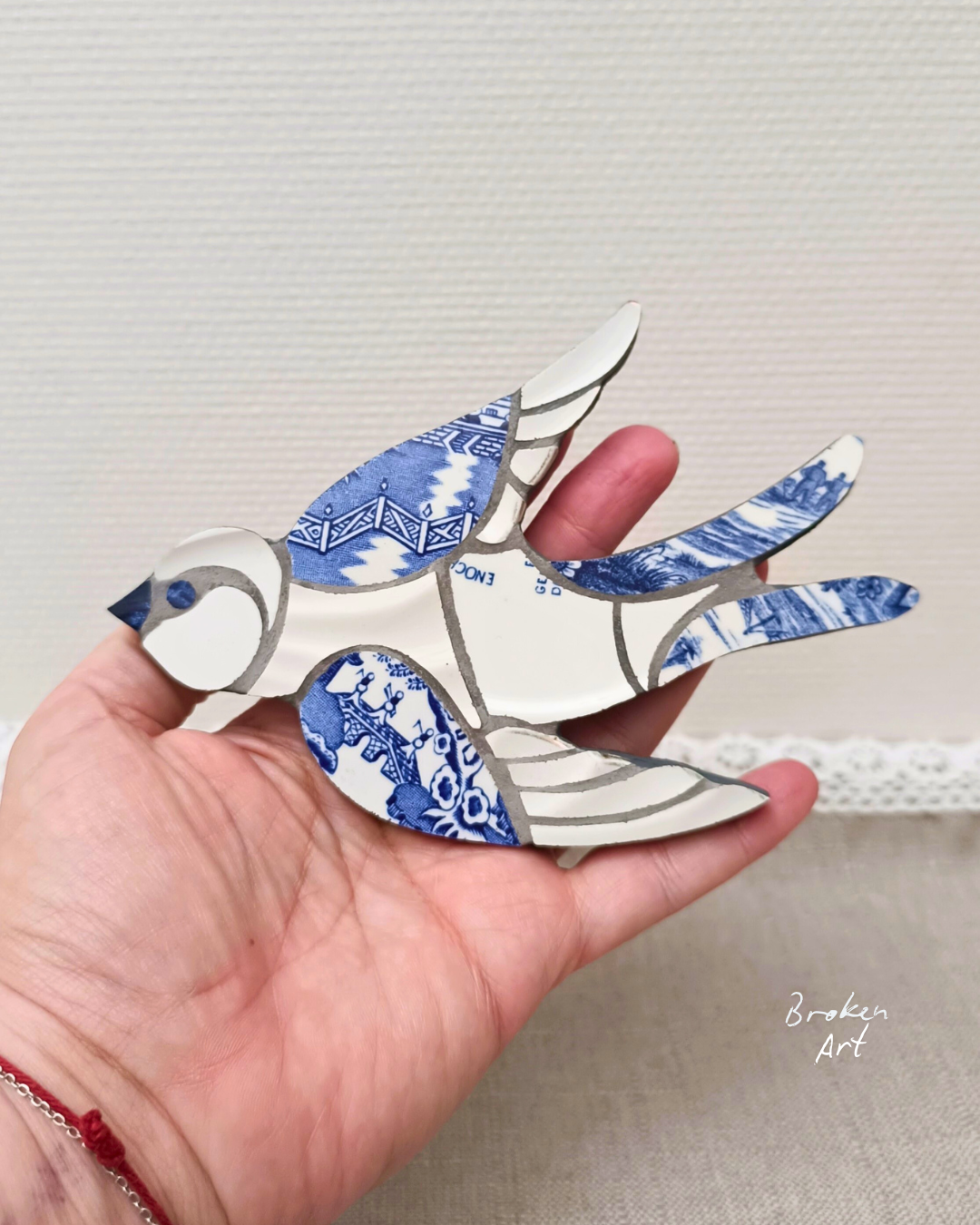 Chaque pièce est unique et raconte une histoire : qu’il s’agisse d’assiettes décoratives, de cadres, de plateaux ou d’objets sculptés, mes mosaïques allient créativité, artisanat français et originalité. 