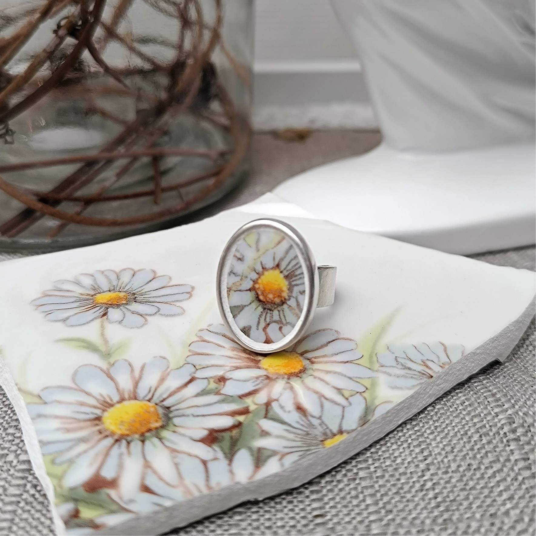 Apportez une touche unique à vos mains avec nos bagues artisanales créées à partir de vaisselle ancienne : faïence, porcelaine et assiettes chinées.