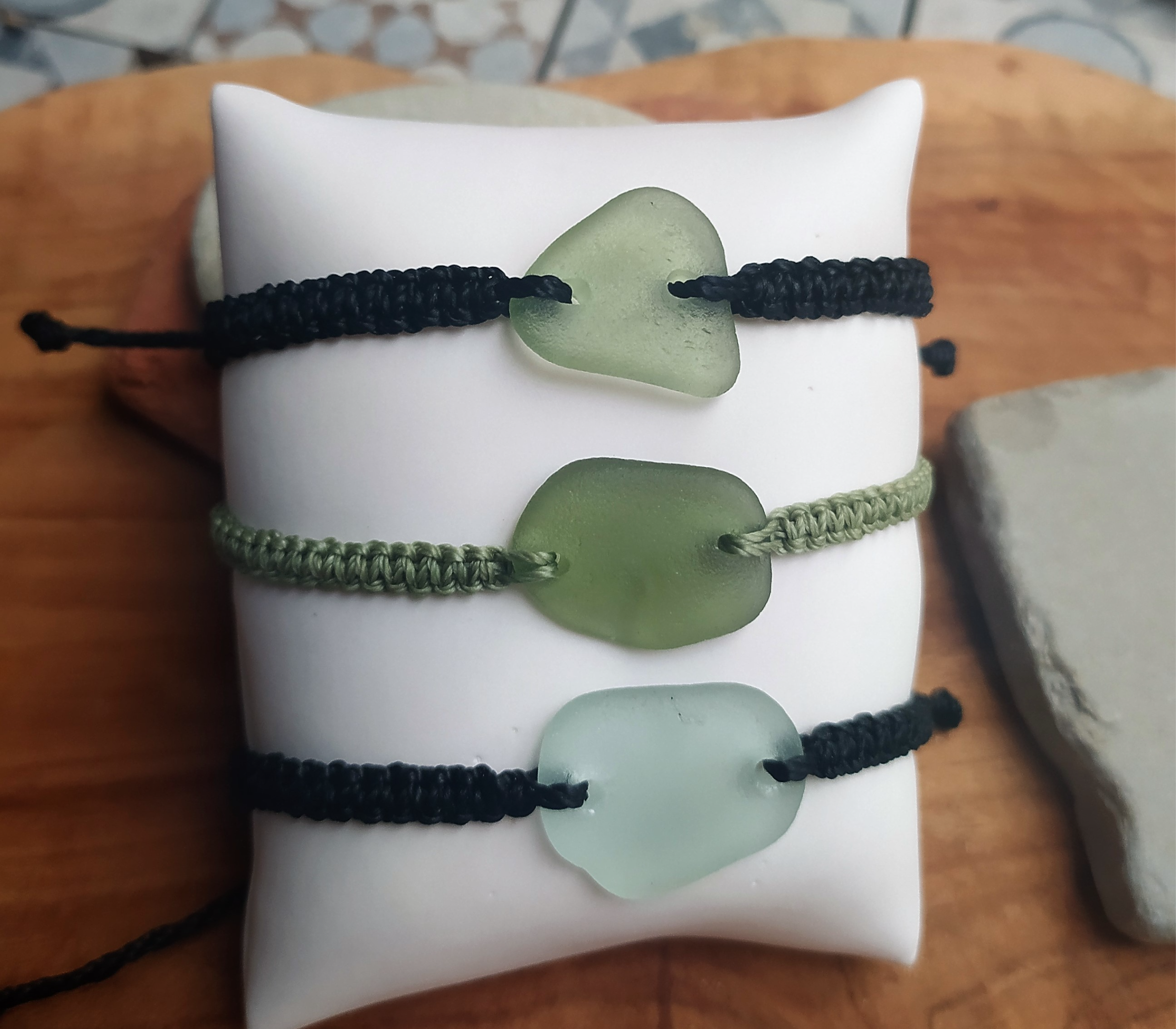 Apportez un morceau de mer à votre poignet avec nos bracelets artisanaux en macramé, agrémentés de fragments de verre poli par la mer.