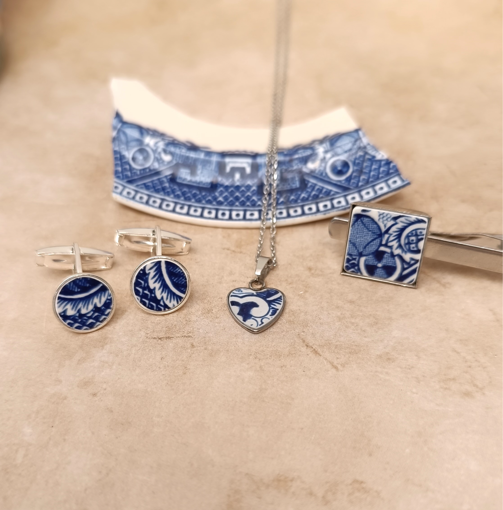 Apportez une touche d’élégance et d’originalité à votre tenue avec nos accessoires masculins artisanaux, créés à partir de vaisselle ancienne : faïence et porcelaine.