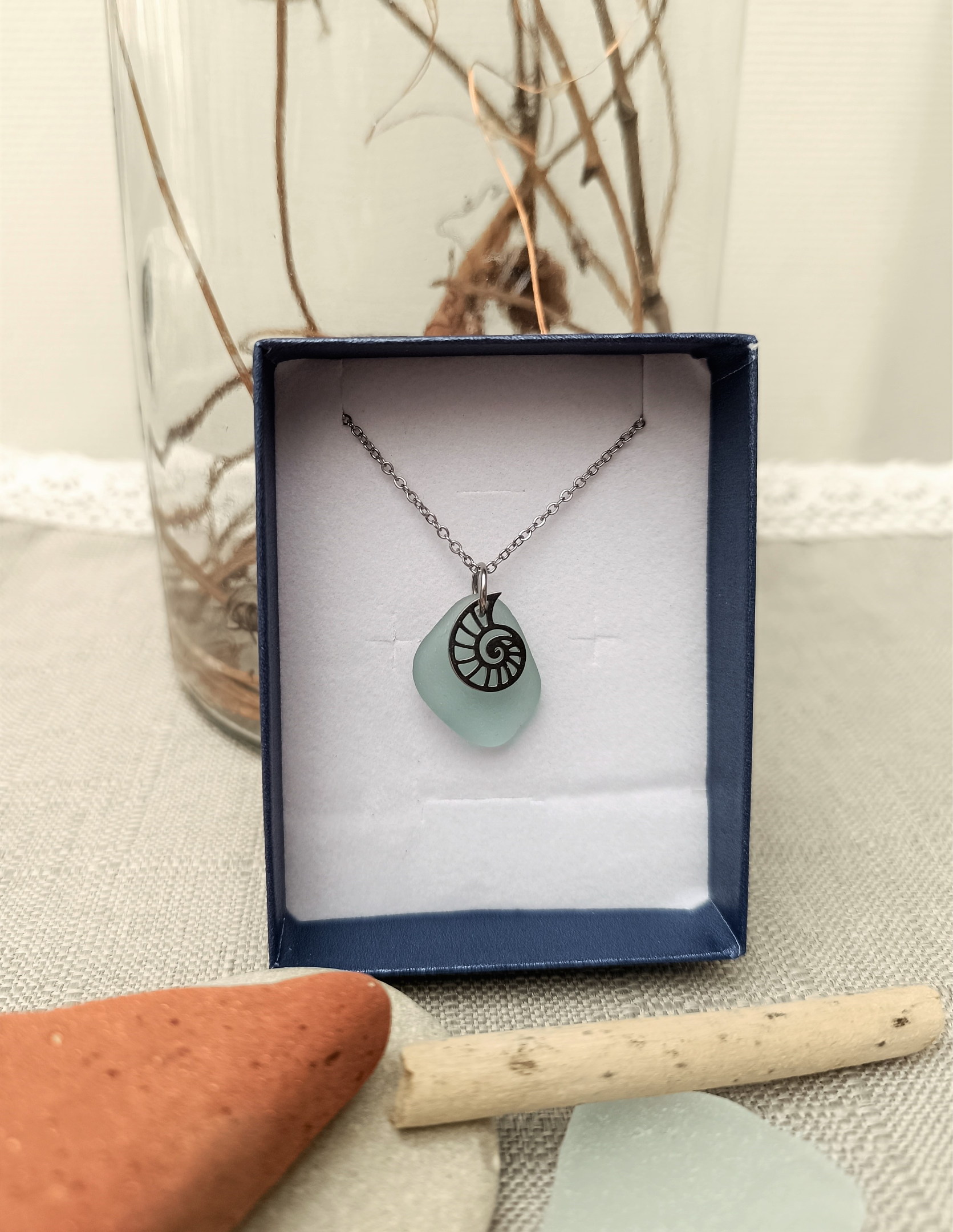 Apportez un morceau de mer à votre tenue avec nos colliers artisanaux réalisés à partir de verre poli par la mer, collecté le long de la Côte d’Opale. 