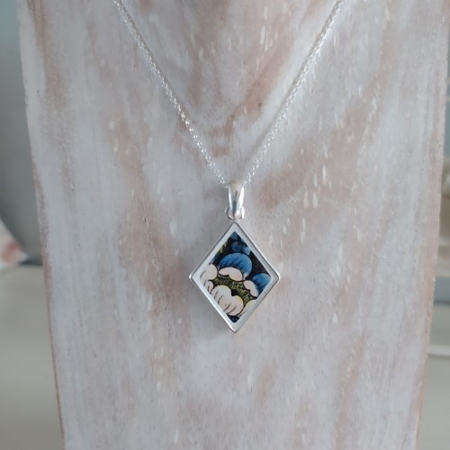 Pendentif plaqué argent et faïence anglaise