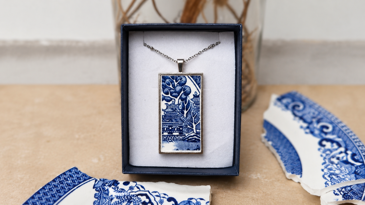 Collier Blue Willow en porcelaine anglaise ancienne recyclée – bijou artisanal Broken Art représentant un paysage emblématique de la célèbre collection Blue Willow.