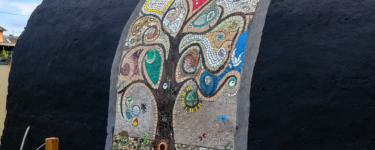 Mosaïque monumentale réalisée par Lynda, fondatrice de Broken Art, avant la création de ses bijoux en vaisselle ancienne.