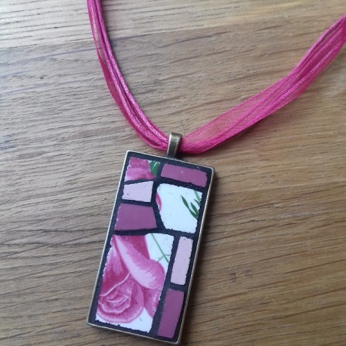 Collier réalisé à partir de morceaux d'assiettes