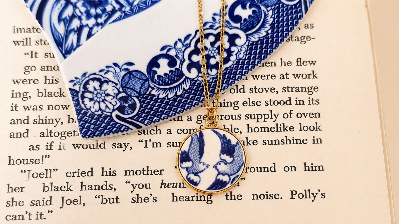 L'Envol – Collier réalisé à partir d'un fragment de porcelaine anglaise Blue Willow représentant les deux oiseaux de la célèbre légende.