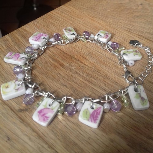 Bracelet réaliqé avec des morceaux d'assiettes en porcelaine