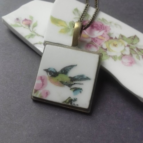 Pendentif oiseau réalisé à partir de vaisselle cassée ancienne
