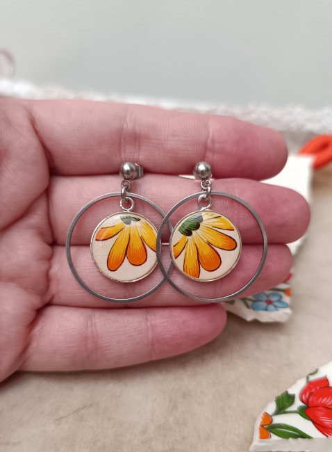 Boucles Samba présentées en main pour apprécier leurs dimensions et leurs couleurs lumineuses.