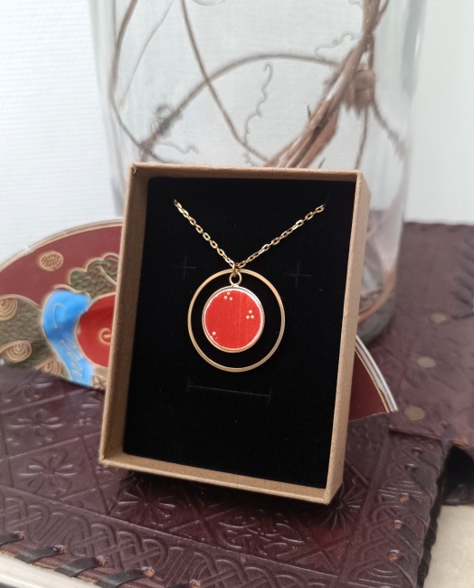 Collier Satsuma – Porcelaine japonaise ancienne Création artisanale en porcelaine japonaise Satsuma vintage. Collier unique, léger et porteur de mémoire.