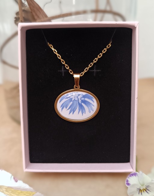 Collier Bleuet présenté dans son écrin prêt à offrir pour un anniversaire, les noces de faïence ou toute autre occasion.
