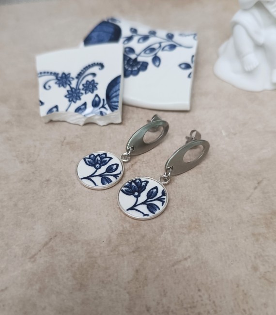 Bijou upcyclé : boucles d’oreilles Bleu Vintage en porcelaine ancienne, uniques et chargées d’histoire.