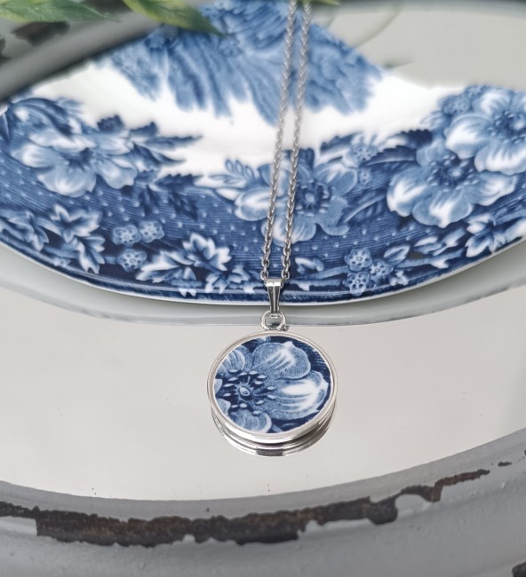 Bijou artisanal français en porcelaine ancienne, fragment du Manoir Marceau. Création unique, upcycling patrimonial et fabrication locale à Calais.