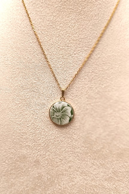 collier-botanika-porcelaine-vintage-vert-sauge-porte