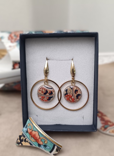 Boucles d'oreilles IMARI – Porcelaine japonaise ancienne – Création artisanale française - mise valeur de la brillance