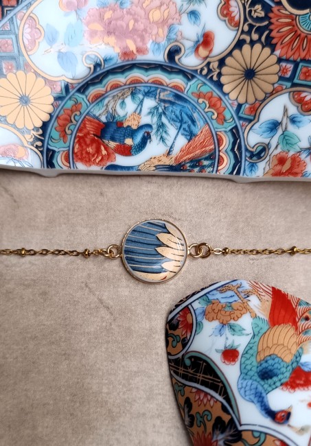Bracelet Imari en porcelaine japonaise ancienne avec cabochon de 16 mm plaqué or 24 carats et chaîne en acier inoxydable.