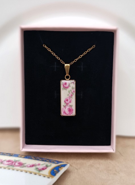 Collier artisanal Pivoine présenté dans son écrin prêt à offrir, idée cadeau pour femme, Noël ou noces de porcelaine.