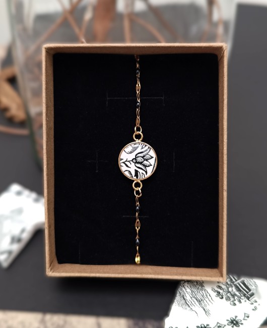 Offrez-vous le bracelet Sonate : bijou unique en porcelaine, artisanat français et upcycling de vaisselle ancienne.