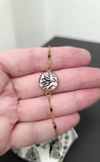 Bracelet Sonate en porcelaine ancienne, pièce artisanale et poétique, fabriquée à la main à Calais.