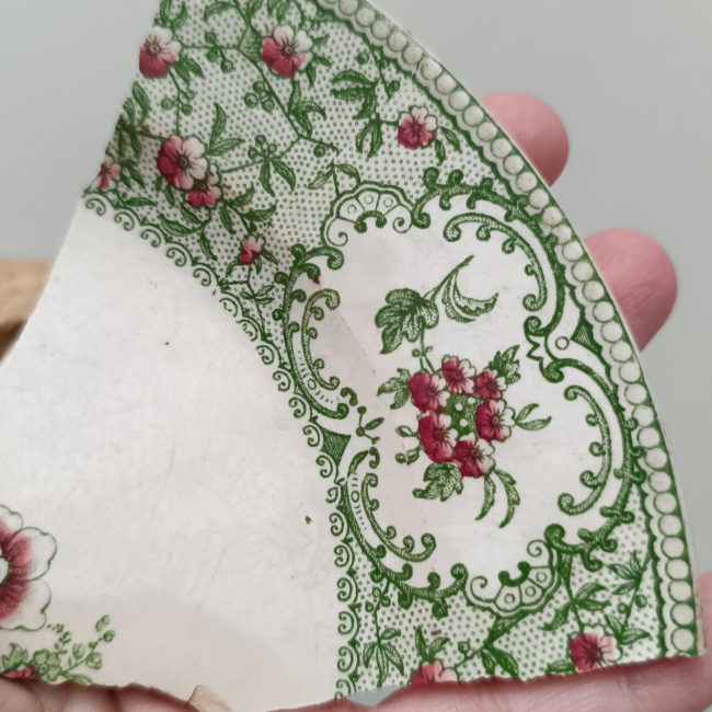 Transformation artisanale d’une assiette de famille cassée en bijoux souvenirs personnalisés dans l’atelier Broken Art à Calais.