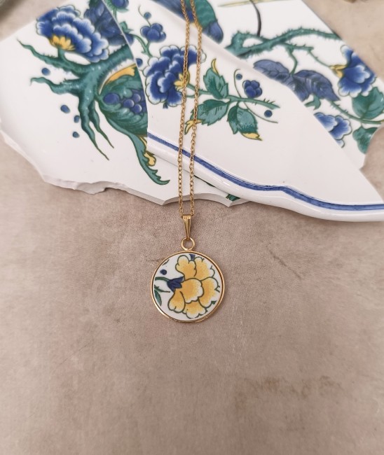Appréciez le motif œillet jaune sur fond blanc, protégé par résine. Collier artisanal Villeroy & Boch, fait main à Calais.