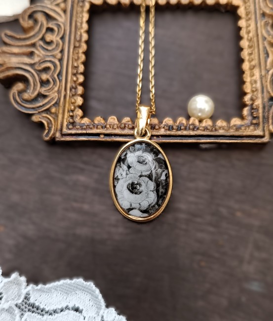 collier-relique-roses-noires-blanches-étain-plaqué-or-posé