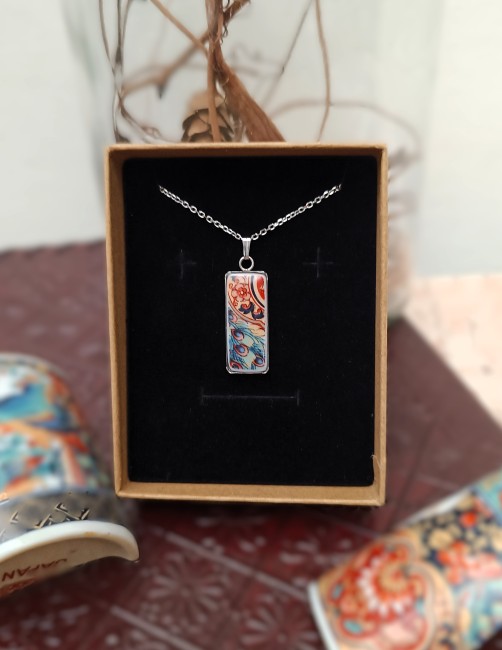 Présentation du collier Irami dans sa boîte kraft recyclée, bijou unique en porcelaine ancienne, création française et éco-responsable.