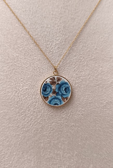 collier-roses-bleues-porte-style-romantique-dore