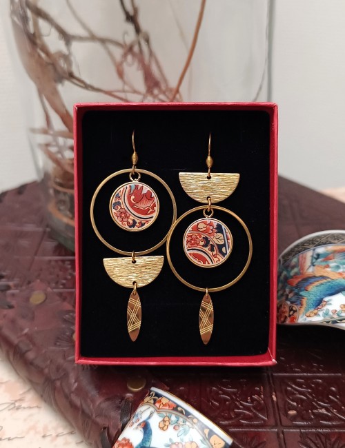 Boucles d'oreilles anneaux IMARI dans leur écrin – Cadeau poétique et original pour Noël Présentation des boucles IMARI dans leur boîte kraft recyclée, bijou unique en porcelaine ancienne, création française et éco-responsable.