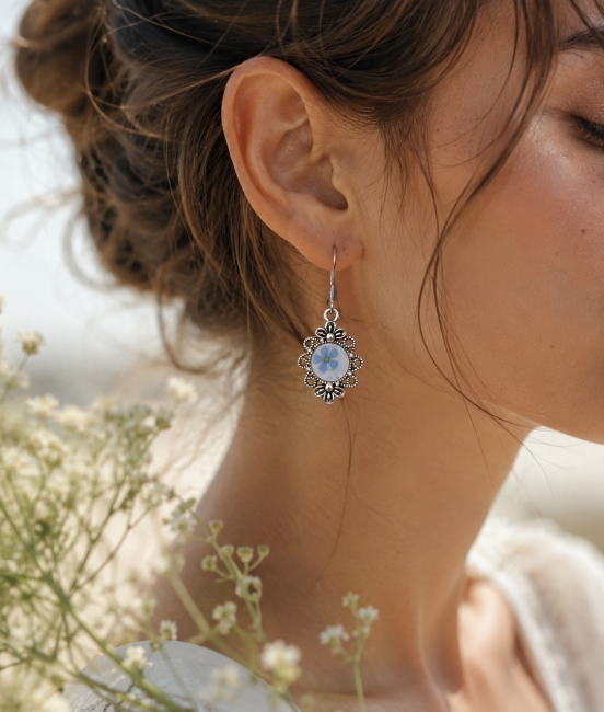 Boucles d'oreilles Myosotis portées pour visualiser leur longueur, leur légèreté et leur élégance au quotidien.
