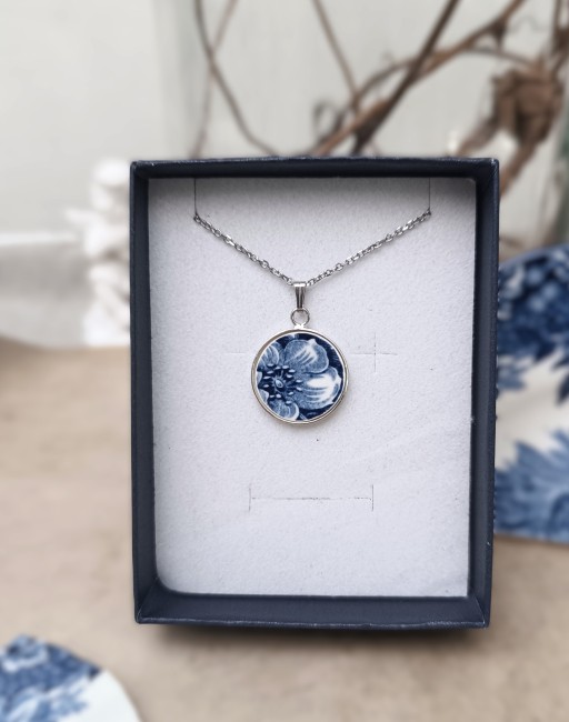 Pendentif en porcelaine ancienne issu des assiettes du Manoir Marceau. Bijou artisanal unique, fait main à Calais, chargé d’histoire et de poésie.