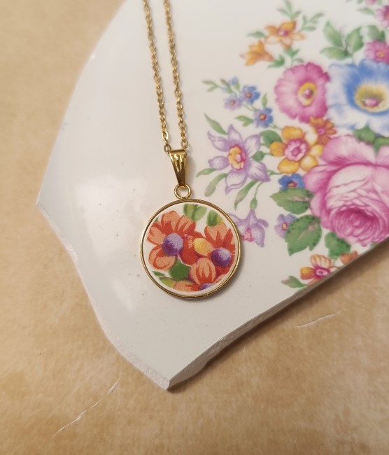 Collier Poésie réalisé à partir d'une véritable faïence ancienne de Saint-Amand au délicat motif de petites fleurs orangées.