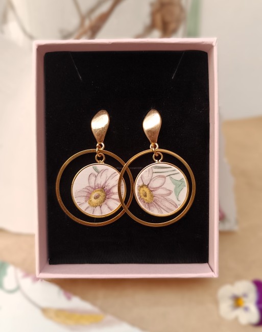 Boucles d'oreilles présentées dans leur écrin prêt à offrir pour un anniversaire, les noces de faïence ou toute autre occasion.