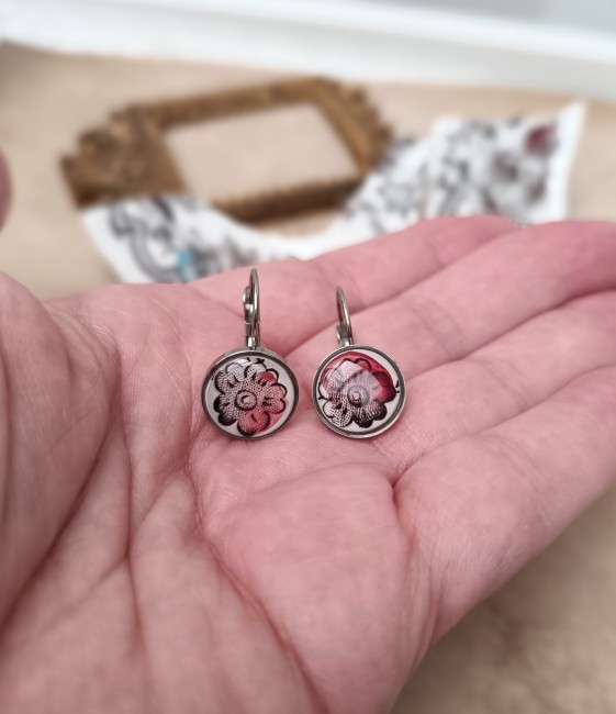 Boucles dormeuses Divine présentées en main pour visualiser le format 12 mm.