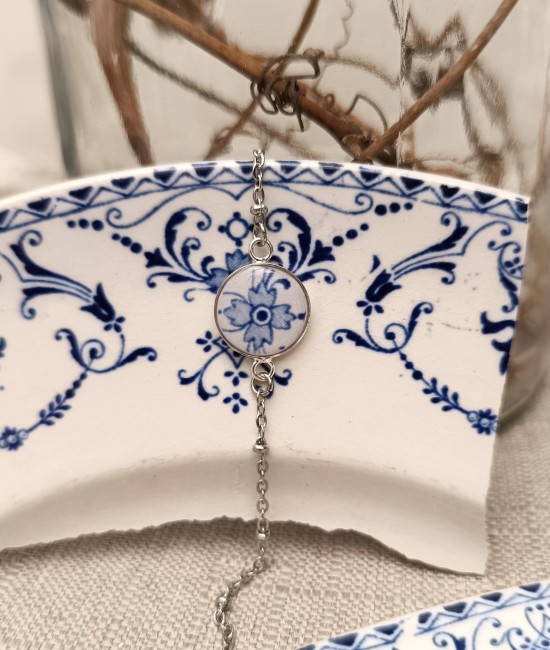 Bracelet artisanal créé à partir de vaisselle ancienne recyclée avec décor bleu, plaqué argent et chaîne en acier inoxydable
