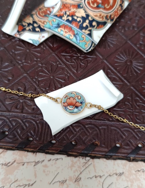 Bracelet en porcelaine ancienne IMARI – Pièce unique, édition limitée Bijou IMARI fait main : bracelet en porcelaine japonaise ancienne, hypoallergénique, élégant et durable. Édition limitée, livré en coffret cadeau.