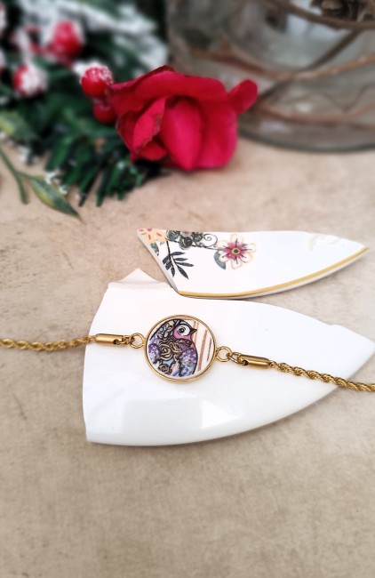 Bracelet À la Volette – Profil Profil du bracelet À la Volette, support rond 16 mm plaqué or 24K, pièce unique Alt Text : Bracelet profil, support rond 16 mm plaqué or 24K