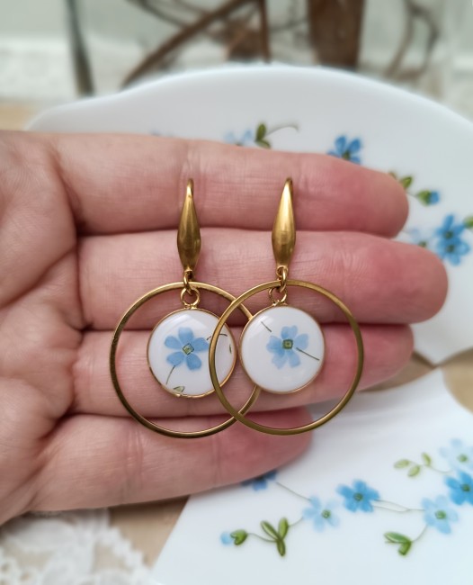 Détail des boucles Myosotis, assiette Arcopal transformée en bijou fleuri.