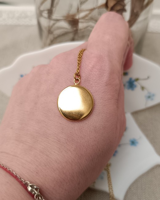 Dos du collier Myosotis, montage artisanal et chaîne en acier inoxydable.