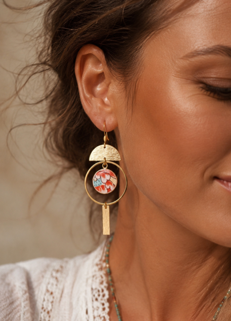 Boucles IMARI longues portées pour apprécier leur mouvement, leur asymétrie et l'élégance de leur décor japonais ancien.