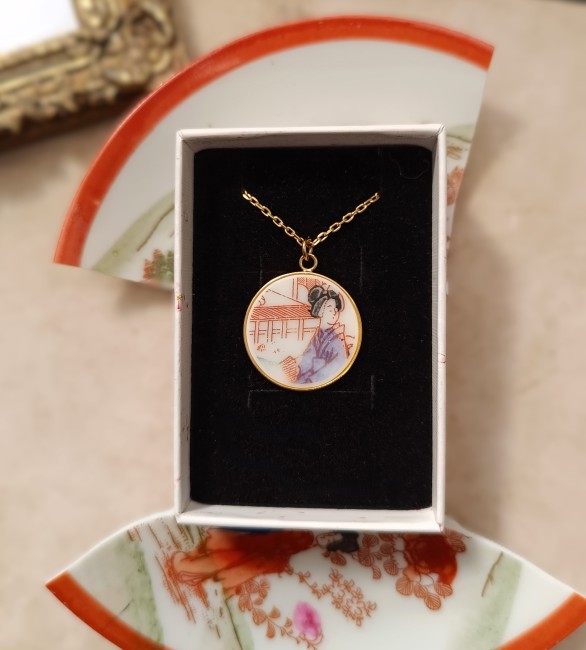 Collier Geisha présenté dans son écrin, bijou en porcelaine japonaise prêt à offrir.