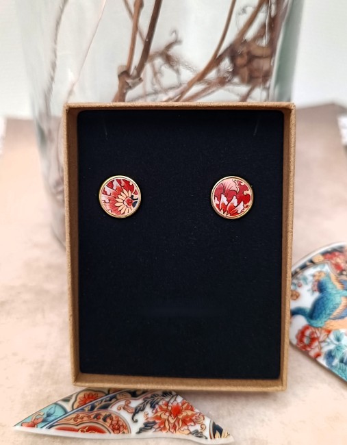 Boucles d'oreilles Imari dans leur écrin – Bijou artisanal français Boucles d’oreilles IMARI présentées dans leur boîte en kraft recyclé, bijou poétique en porcelaine japonaise ancienne, fait main à Calais.