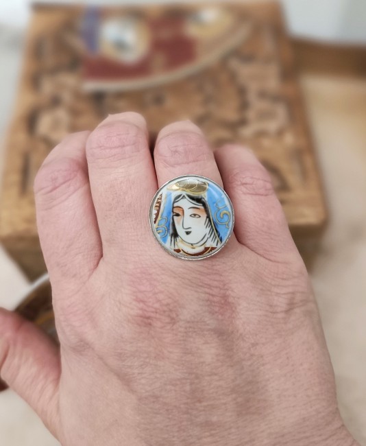 Bague réglable en porcelaine japonaise Satsuma, portée au doigt, création artisanale française faite main.