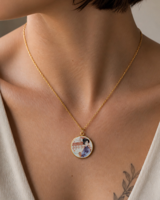 Collier Geisha porté, bijou en porcelaine japonaise vintage, élégant et facile à porter.