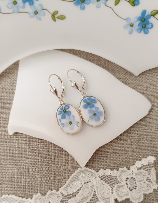 Boucles Myosotis ovales en argent sterling recyclé, décor fleurs bleues en verre opalin.