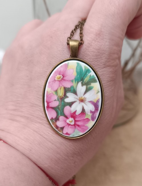 collier-poesie-porcelaine-porte-femme-fleurs-jaunes.jpg Collier POÉSIE porté, bijou en porcelaine ancienne aux roses jaunes, élégant et lumineux.