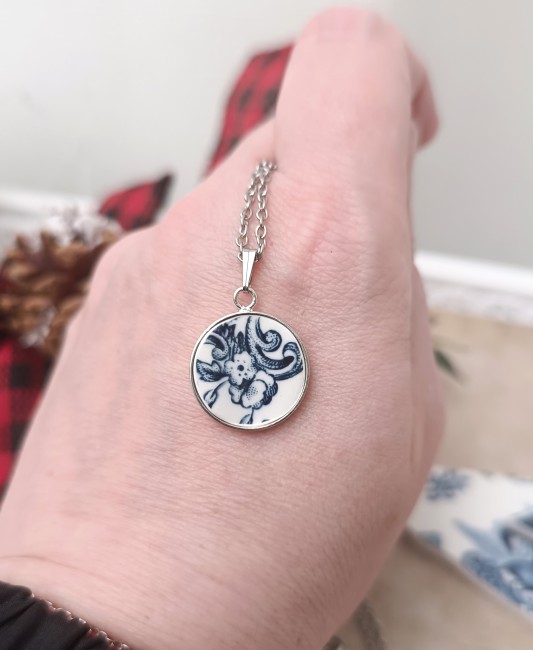 collier-bleu-vintage-detail-resine