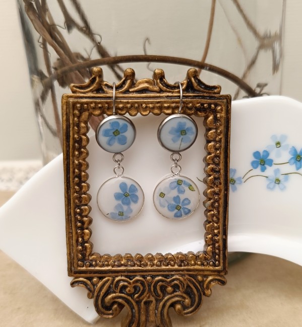 Boucles Myosotis double cabochon en assiette Arcopal recyclée sur décor vintage.