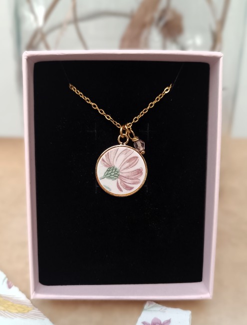 collier-marguerite-faience-ecrin Collier Marguerite présenté dans son écrin prêt à offrir pour un anniversaire, les noces de faïence ou toute autre occasion.
